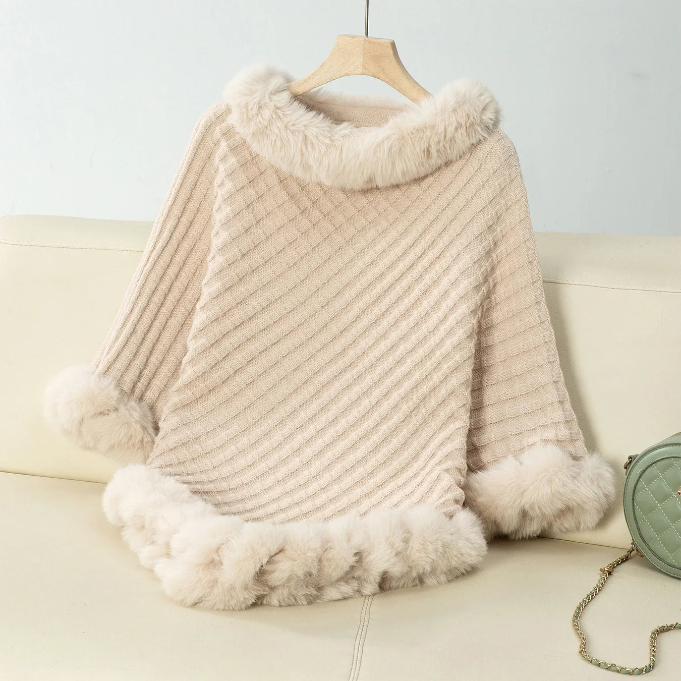 Cape en Tricot avec Col en Fourrure