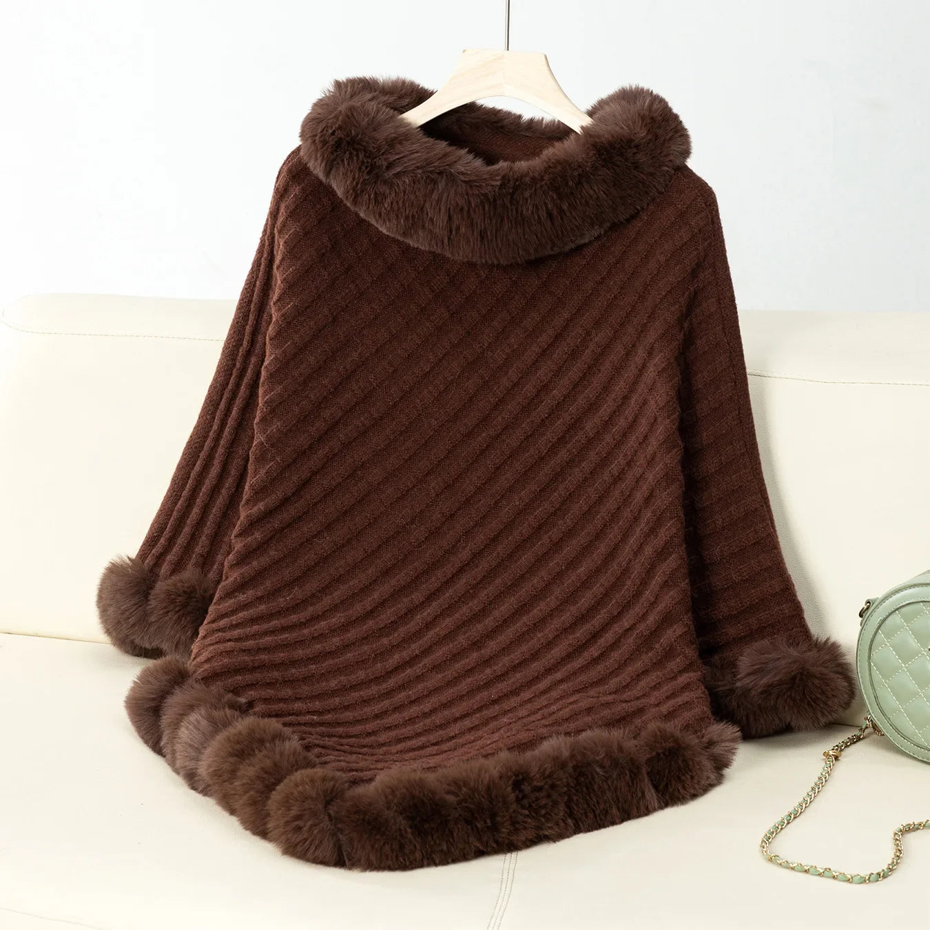 Cape en Tricot avec Col en Fourrure