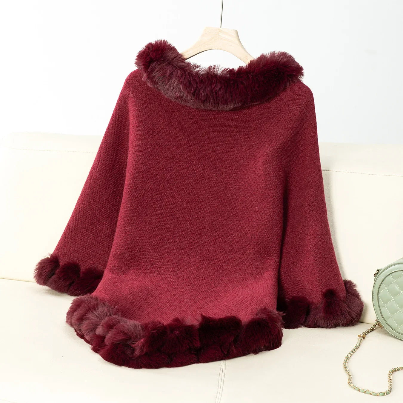 Cape en Tricot avec Col en Fourrure